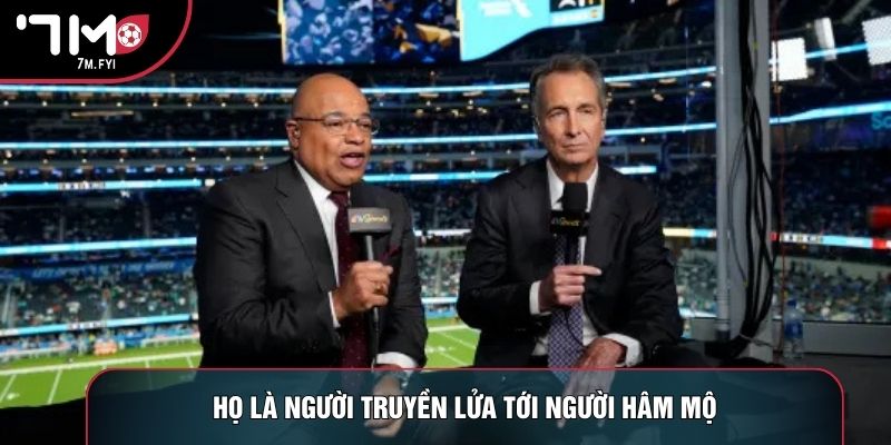 Họ là người truyền lửa tới người hâm mộ